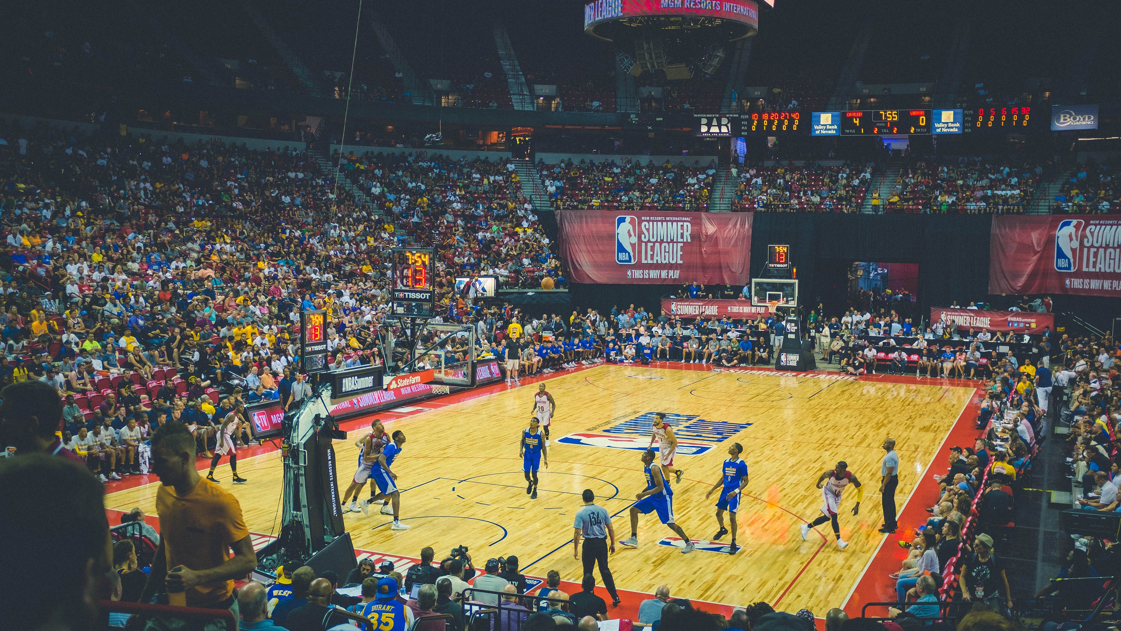 当东方海风轻拂丹佛高原，青岛队战术完胜掘金，约基奇空砍纪录之夜